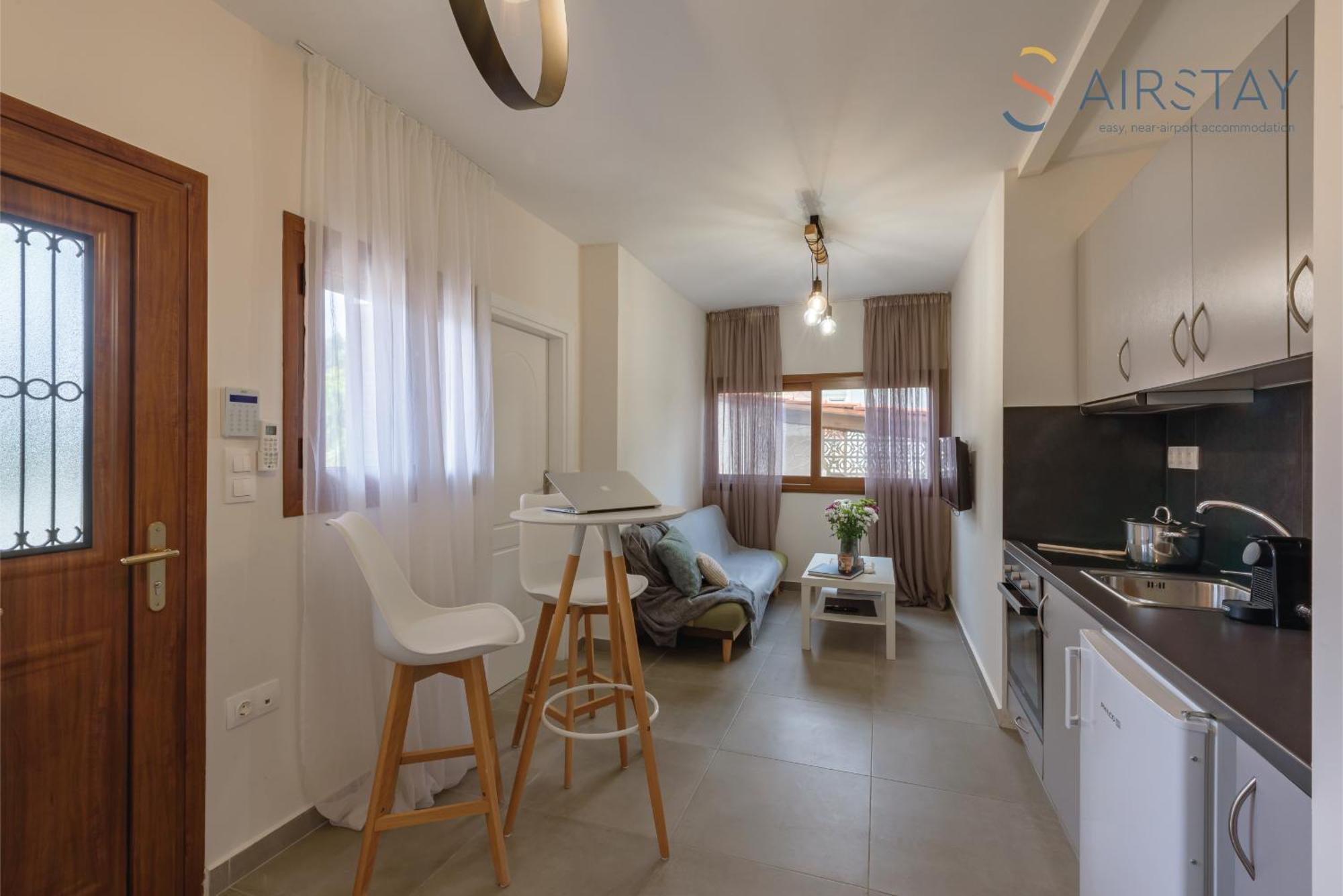 Ryze Apartments Airport By Airstay Луца Экстерьер фото