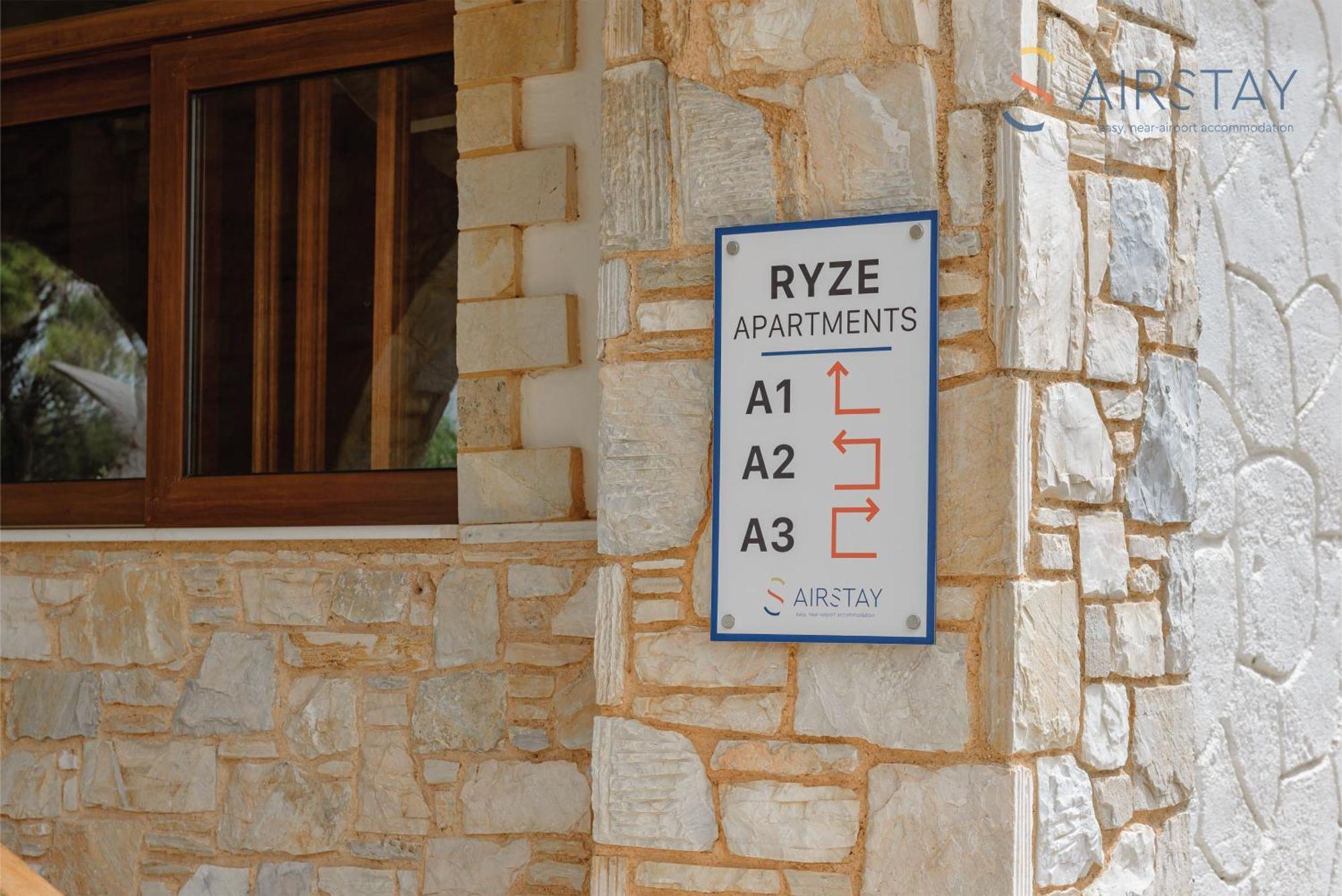 Ryze Apartments Airport By Airstay Луца Экстерьер фото