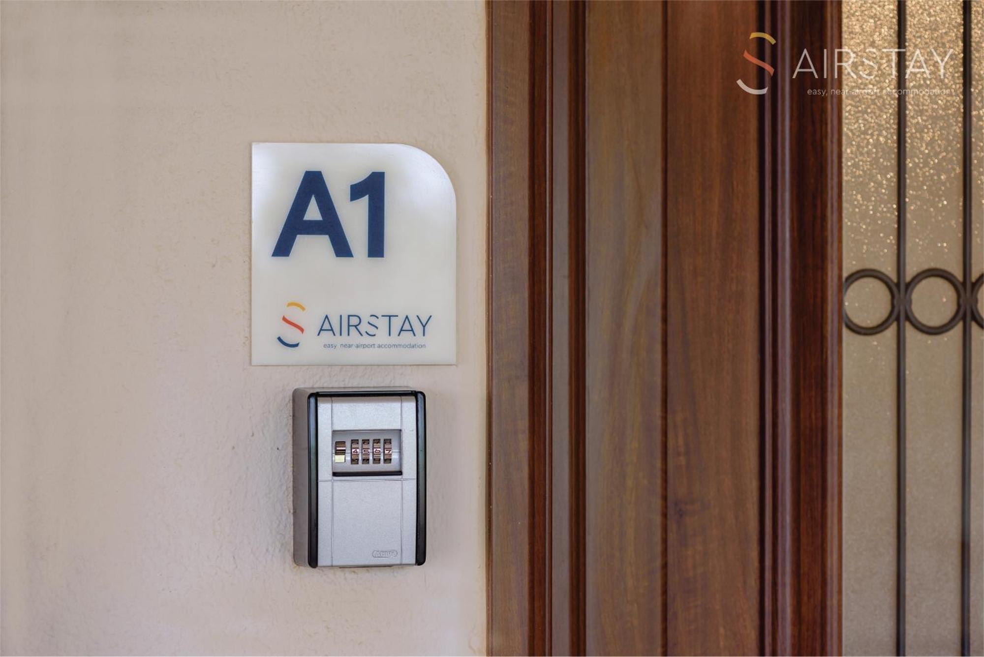 Ryze Apartments Airport By Airstay Луца Экстерьер фото
